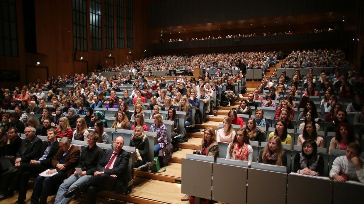 Studenten verfolgen eine Einführungsveranstaltung an der Universität Köln. Bundesbildungsministerin Karliczek will das Bafög in seiner derzeitigen Form umfassend überarbeiten. Foto: Oliver Berg