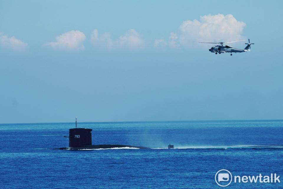 劍龍級潛艦實施緊急上浮後與S-70C。   圖：張良一/攝