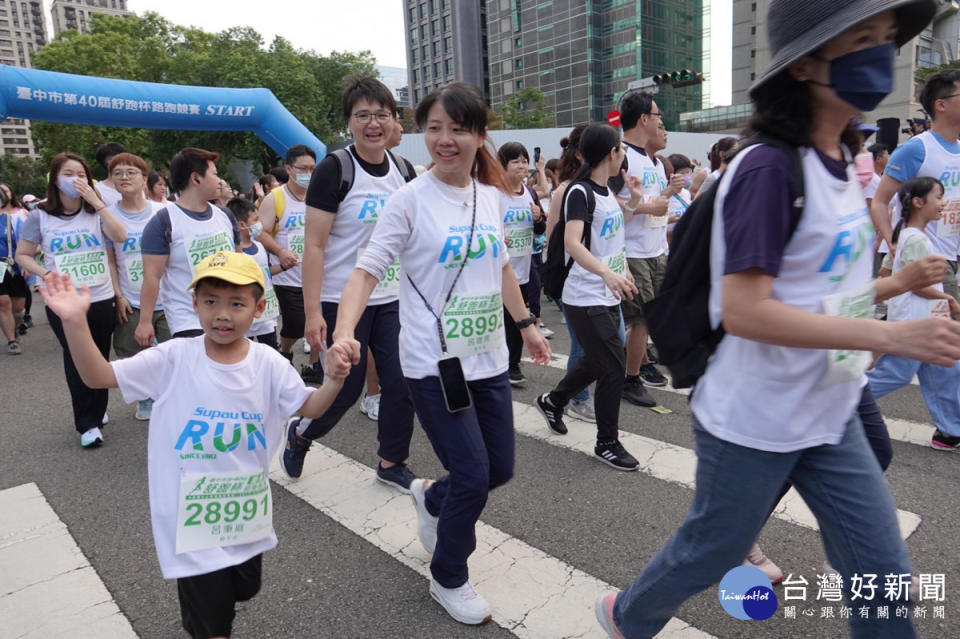 民眾熱情參與路跑。