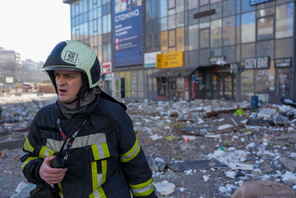 <p>Ce pompier de Kiev semble désemparé et inquiet face au chaos dans son dos. Ici, c'est un immeuble résidentiel de Kiev qui a été pris pour cible par la Russie. Les autorités ukrainiennes font état de 198 civils tués depuis le début de l'invasion russe. (Wolfgang Schwan/Anadolu Agency via Getty Images)</p> 
