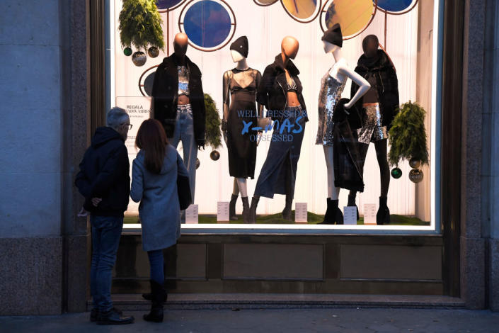 Vitrine de Barcelone avec des vêtements à paillettes scintillantes