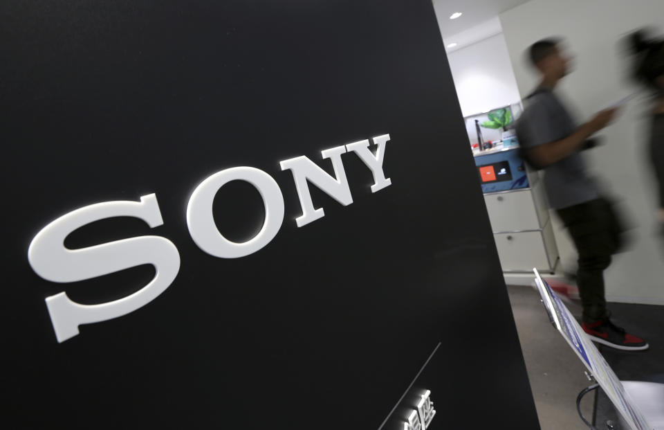 Además de lo que ingresó por las ventas de su consola PlayStation 4 y sus periféricos, la filial de Sony dedicada a esta industria se llevó 14.218 millones de dólares por la comercialización de videojuegos en 2018, mejorando este dato en un 41%. Ese año, la compañía japonesa distribuyó títulos como ‘God of War’, ‘Spider-Man’ o ‘Detroit: Become Human’. (Foto: Eugene Hoshiko / AP).