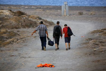 Syrian refugees walk on the Greek island of Kos, after crossing a part of the Aegean sea from Turkey, August 10, 2015. REUTERS/Yannis Behrakis