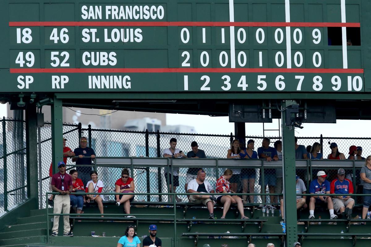 Cubs fan backs off on Heyward's catch near stands