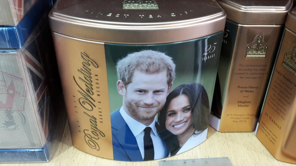 Die Hochzeit des Jahres rückt immer näher und Royal Fans können sich mit jeder Menge Merchandising zu Meghan Markle und Prinz Harry eindecken. Was gibt es alles zu kaufen?