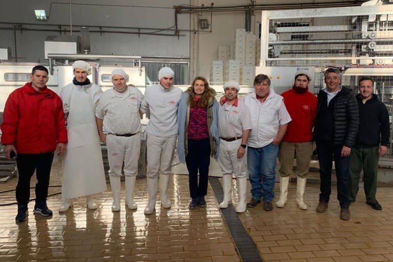 Alejandra Bada Vázquez, en el medio, con parte de los trabajadores de la planta de Lácteos Vidal en Moctezuma, Carlos Casares