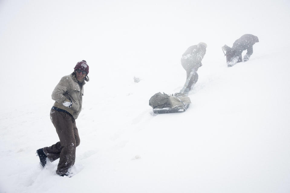 « Le Cercle des neiges » illustre comment Fernando Parado et Roberto Canessa se sont entraînés pour mener à bien l’expéditiond e sauvetage. 