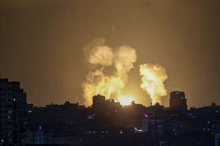 Smoke and fire rises following Israeli airstrikes on a building in Gaza City late on August 5, 2022. - Palestinian militants fired rockets at Israel from the Gaza Strip this evening, AFP correspondents in Gaza City witnessed. The rocket fire, which followed deadly air strikes by the Israeli military on Gaza, triggered warning sirens in communities inside Israel. (Photo by MOHAMMED ABED / AFP)