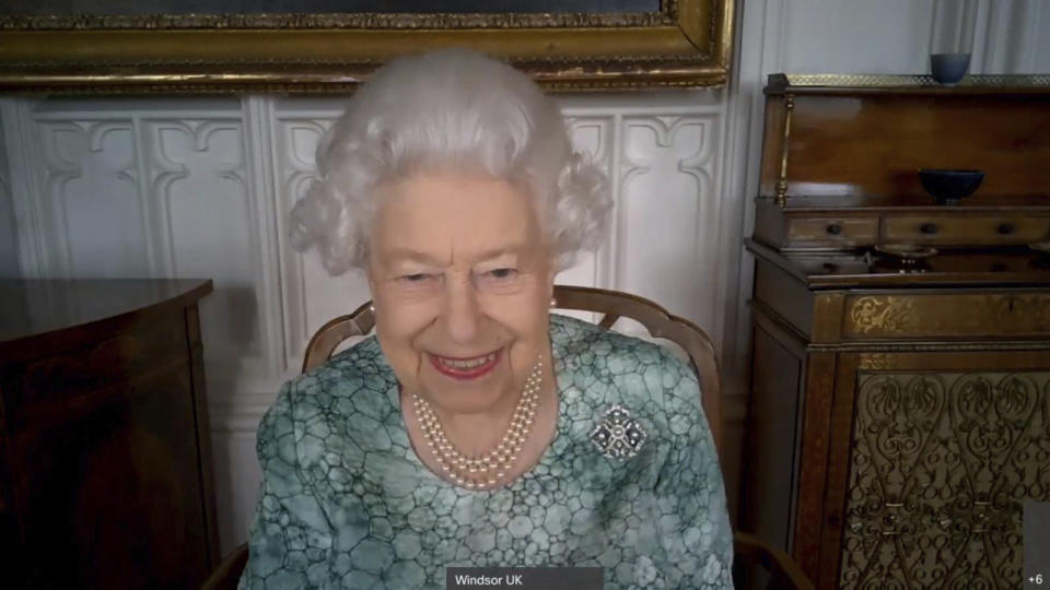 En esta fotografía sin fecha proporcionada el 12 de marzo de 2021 por el Palacio de Buckingham, la reina Isabel II de Gran Bretaña habla con expertos y niños de la Primaria Thomas Jones en un evento virtual para celebrar la Semana de la Ciencia en Gran Bretaña. (Buckingham Palace via AP)