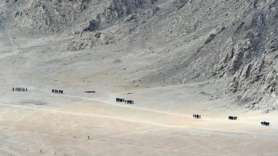 最近一名中國軍人在拉達克附近邊界走失落入印軍手中，自去年加勒萬河谷衝突以來，中印邊界一直持續緊張。圖為印軍在拉達克巡邏