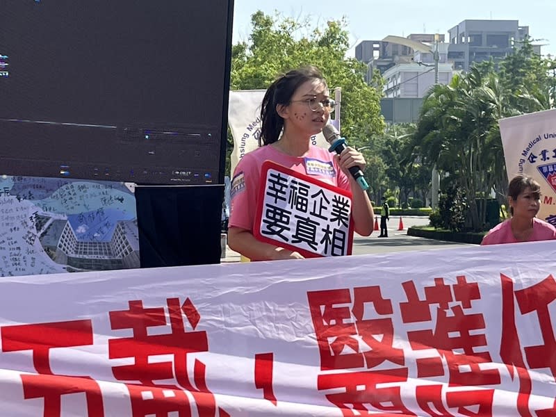 大同醫院醫護抗議黑箱  高市府前表達心聲 數百名高雄市立大同醫院醫護人員26日走上街頭，至 四維行政中心抗議高市府審議大同醫院「醫療合作」 招標案過程黑箱，1名護理師說，大同醫院醫護每天 兢兢業業，不明白為何議約過程會發生那麼多事。 中央社記者林巧璉攝  113年9月26日 