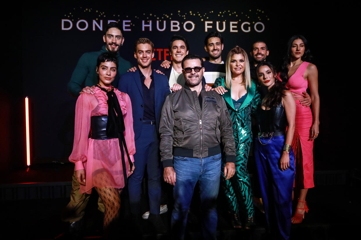 Esmeralda Pimentel, Iván Amozurrutia, Polo Morín, Eduardo Capetillo Gaytán, Eduardo Capetillo, Daniel Gama, Itatí Cantoral, Antonio Sotillo, Oka Giner y Ana Jimena Villanueva en la presentación de la serie 'Donde Hubo Fuego'. (Photo by Manuel Velasquez/Getty Images)