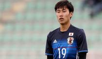 <p>Eintracht Frankfurt wird sich voraussichtlich mit dem japanischen Mittelfeldspieler Daichi Kamada verstärken. Der 20-Jährige spielt zurzeit noch beim J-League-Klub Sagan Tost. “Wir sind uns mit Klub und Spieler einig und hoffen, dass wir in den nächsten Tagen Vollzug melden können”, sagte Eintracht-Sportvorstand Fredi Bobic. Kamada hat in 15 Saisonspielen in der ersten japanischen Liga drei Treffer erzielt. (SID)</p>