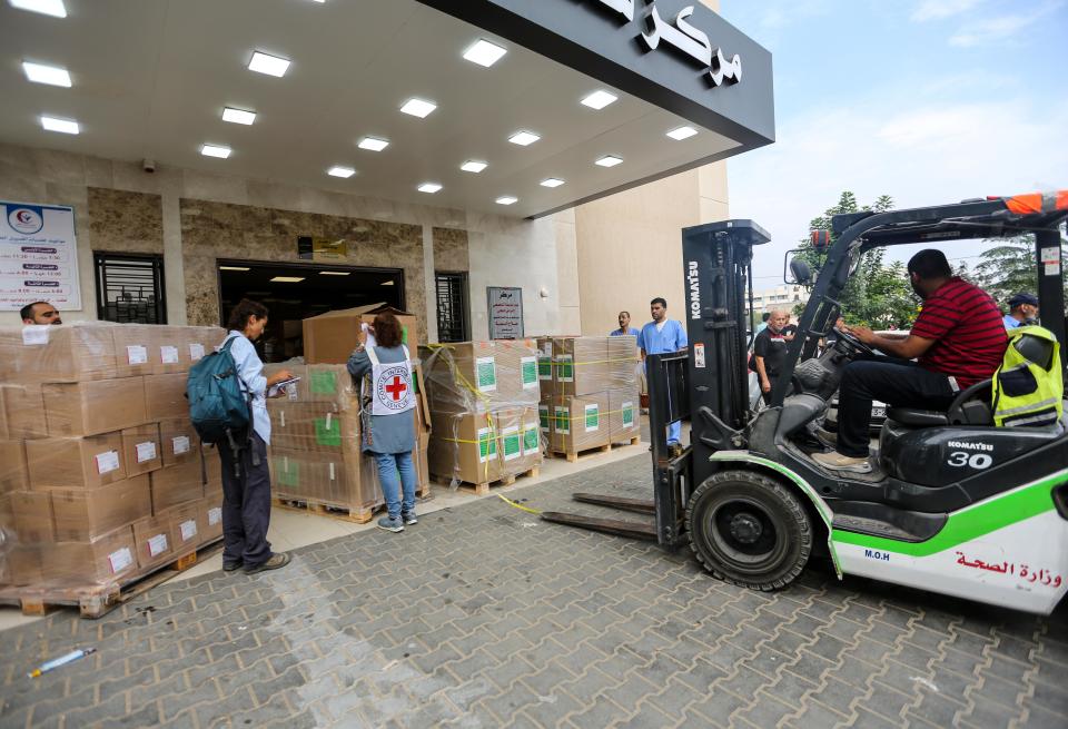 Hilfsgüter kommen in einem Krankenhaus in Gaza an. (Bild: Ahmad Hasaballah/Getty Images)