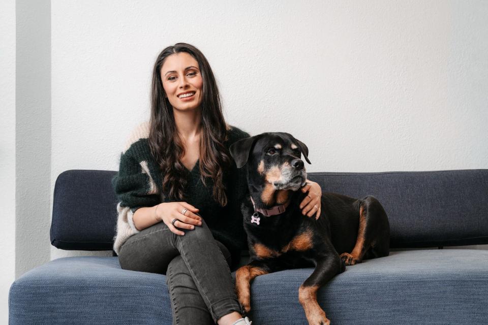 Celine Halioua gründete ein Biotech-Startup, das Medikamente zur Verlängerung der Lebenszeit von Hunden entwickelt. - Copyright: Courtesy of Loyal