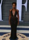 <p>Schauspielerin Lupita Nyong’o tauschte ihr Metallic-Dress gegen ein tiefausgeschnittenes Neckholderkleid in Schwarz. Für einen funkelnden Auftritt der Party sorgten die zahlreichen verschieden farbigen Strasssteine. (Bild: Getty Images) </p>