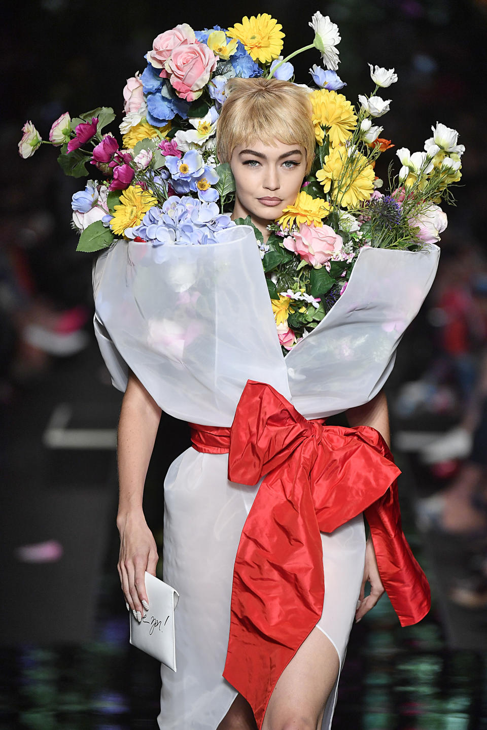 <p><b>Moschino – Mailand Fashion Week</b><br><br> Bei Moschino blühte den Zuschauern was! Topmodel Gigi Hadid lief als Blumenstrauß in Lebensgröße über den Catwalk und stimmte damit optisch den Frühling an. Dass ihre Haare und Make-up an Cersei Lannister aus “Game of Thrones“ erinnerten, war vermutlich nur Zufall. (Bild: ddpimages) </p>