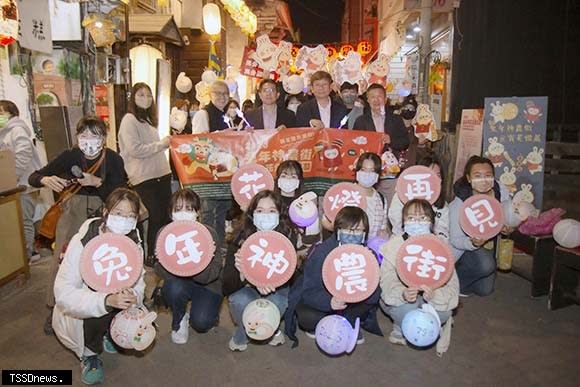 南臺科大兔年神農街燈展花燈謝幕，眾人相約明年再見。（記者李嘉祥攝）