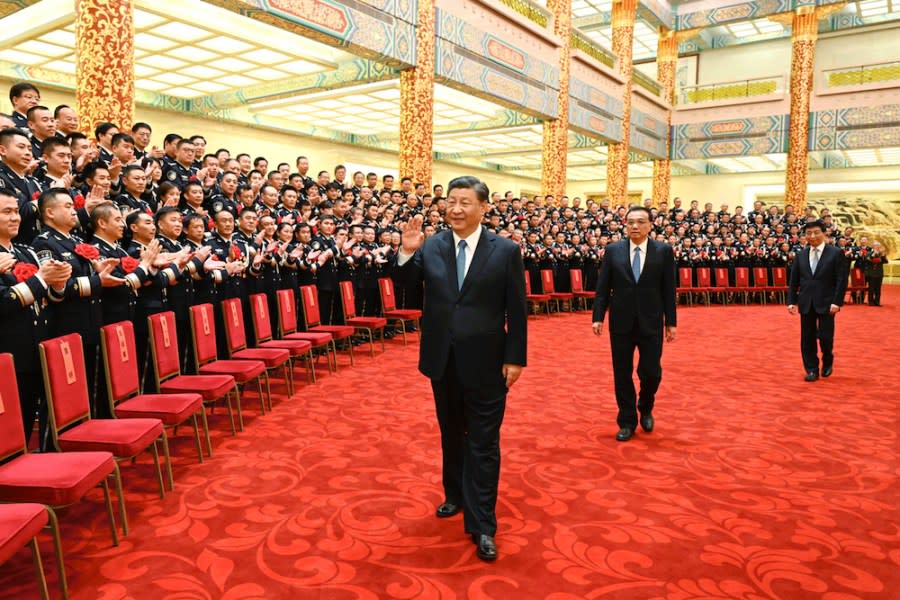 圖為5月25日，中國國家主席習近平、李克強、王滬寧等在北京人民大會堂，會見全國公安系統英雄模範立功集體表彰大會代表。