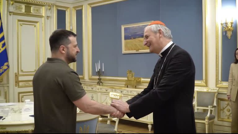 Zelensky saluda al enviado especial del Vaticano, el cardenal Zuppi, de visita en Kiev