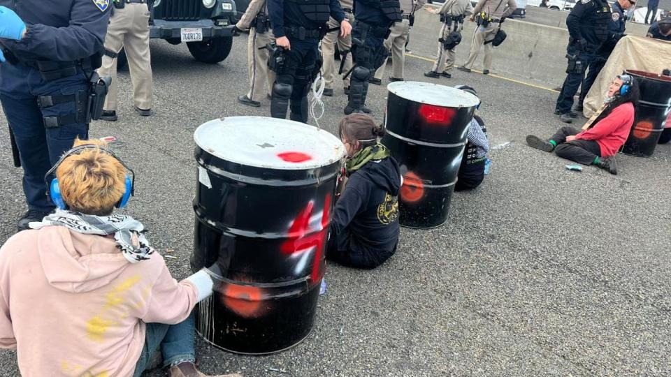 <div>Protesters used the sleeping dragon technique with barrels on April 15, 2024. Photo: CHP</div>