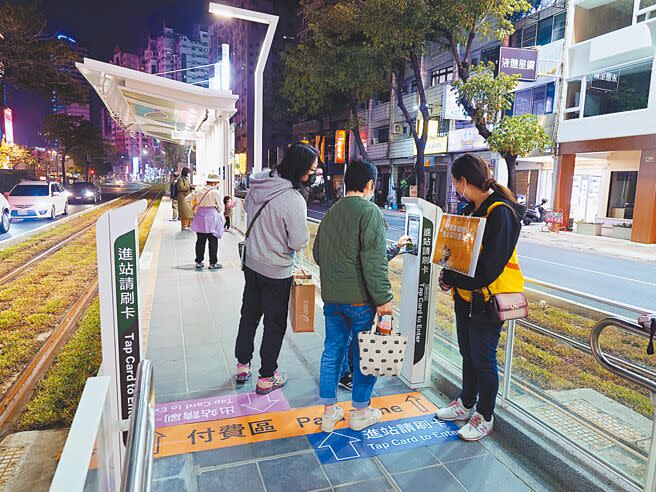 高雄輕軌成圓2日首遇工作日，就已湧現不少通勤人潮，卻傳出多起進站票卡刷不過狀況，高捷公司表示疑為系統更新導致，已於當日中午前排除。（任義宇攝）