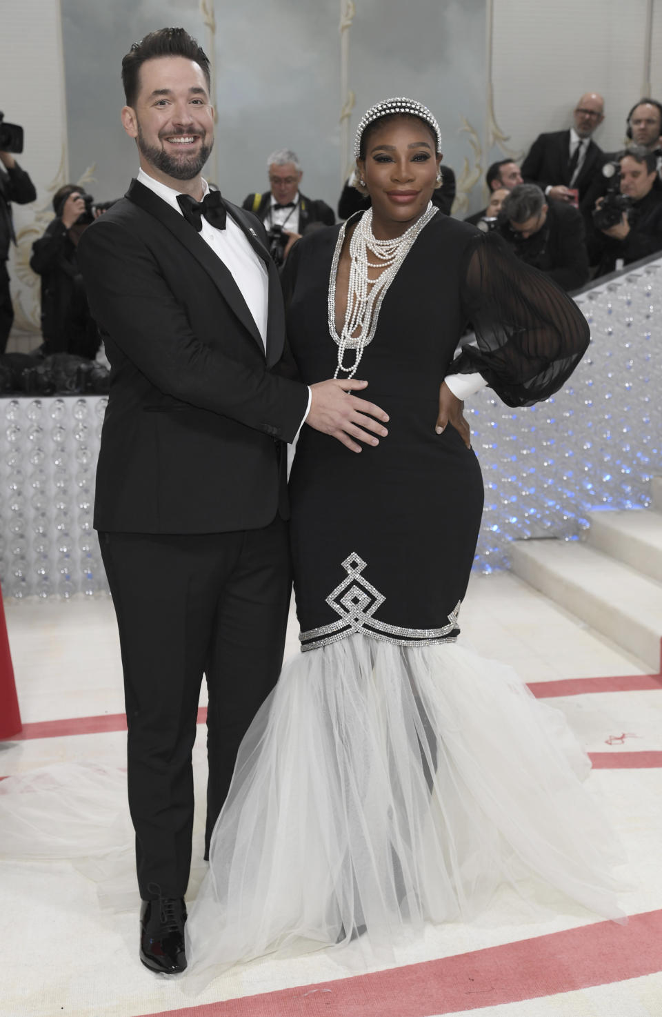 Alexis Ohanian, izquierda, y Serena Williams llegan a la gala del Instituto del Vestido del Museo Metropolitano de Arte para celebrar la inauguración de la exposición "Karl Lagerfeld: A Line of Beauty" el lunes 1 de mayo de 2023 en Nueva York. (Foto Evan Agostini/Invision/AP)