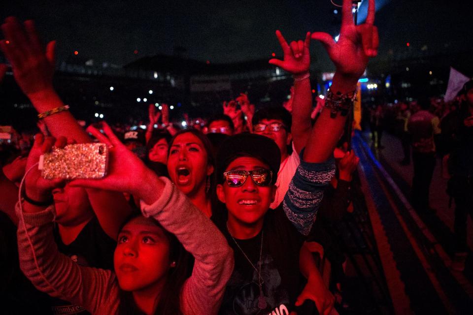 Admiradores aclaman al grupo español Hombres G durante su presentación en el festival Vive Latino, en la Ciudad de México, el domingo 19 de marzo del 2017. (AP Foto/Rebecca Blackwell)