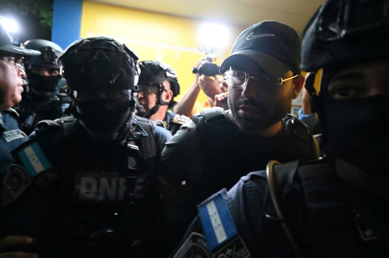 Las Fuerzas Especiales de la Policía de Honduras escoltan, el 23 de julio de 2024 en Tegucigalpa, al estadounidense Gilbert Reyes (c-drcha.), presunto asesino de tres mujeres (Orlando Sierra)