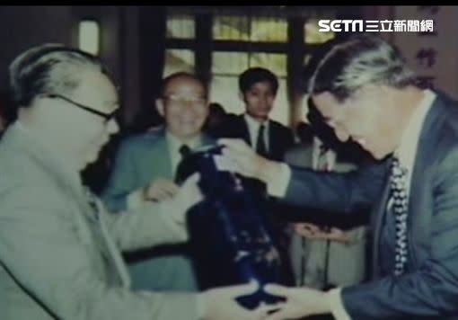 李登輝接下蔣總統經國先生慶祝賀禮。