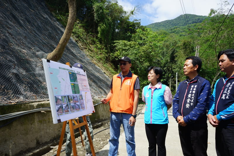 花蓮吉安步道群邊坡坍塌 鄉長視察修復現況 花蓮縣吉安鄉楓林及向陽步道，2023年因接連受颱風 侵襲，造成邊坡崩坍，影響道路通行，近日以掛網護 坡工程生態工法修復完工，吉安鄉長游淑貞（左2） 及多名鄉代28日視察修復現況。 中央社記者張祈攝  113年3月28日 