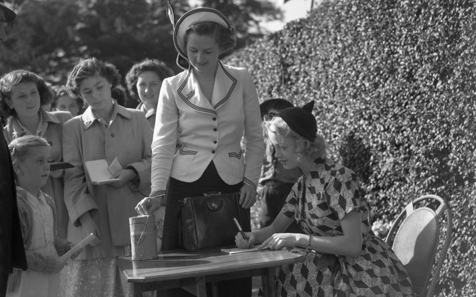 Patricia Dainton signs an autograph for Margaret Roberts, future Prime Minister, at Dartford Fete in 1951 - Personalities/Topfoto