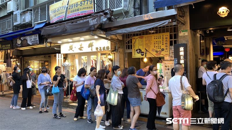 黃仁勳上次到四平街的人氣豬腳飯「富霸王豬腳」用餐，吃飽後現場依舊大排長龍。（圖／資料畫面）