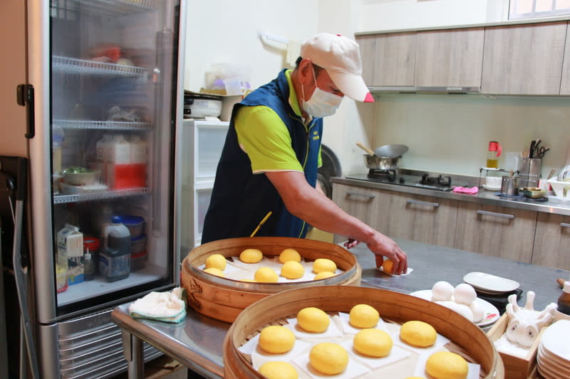 百歲咖啡館銀髮族當家 傳承古早味美食 台中市百歲咖啡館結合長期照顧理念，成員由平均年 齡超過70歲長者組成，還傳承手作技藝古早味美食， 相當受年輕族群歡迎。 中央社記者蘇木春攝 113年3月30日 