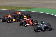 <p>ZSN020. Suzuka (Japan), 08/10/2017.- British Formula One driver Lewis Hamilton of Mercedes AMG GP leads the pack ahead of German Formula One driver Sebastian Vettel of Scuderia Ferrari, Dutch Formula One driver Max Verstappen (back L) of Red Bull Racing and Australian Formula One driver Daniel Ricciardo (back R) of Red Bull Racing at the start of the Japanese Formula One Grand Prix at the Suzuka Circuit in Suzuka, central Japan, 08 October 2017. (Fórmula Uno, Japón) EFE/EPA/DIEGO AZUBEL</p>