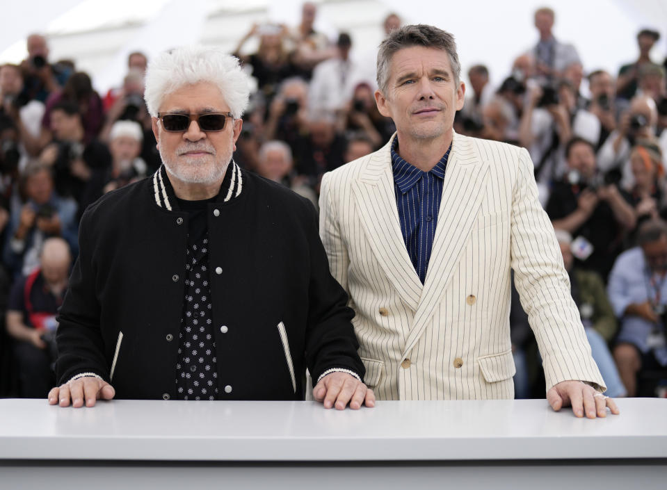 El director Pedro Almodóvar, izquierda, y Ethan Hawke posanen la sesión fotográfica de la película 'Extraña forma de vida' en la 76a edición del festival internacional de cine de Cannes, en el sur de Francia, el miércoles 17 de mayo de 2023. (Foto Scott Garfitt/Invision/AP)