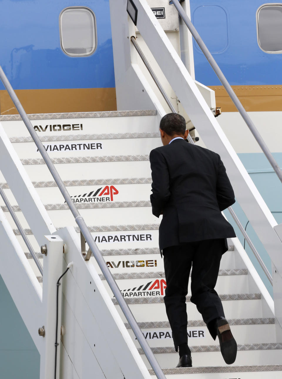 US President Barack Obama waves on his departure on Air Force One at Fiumicino Airport, Friday, March 28, 2014 in Rome. Obama departs Italy for Saudi Arabia, to meet with King Abdullah, the final stop on a weeklong overseas trip. (AP Photo/Riccardo De Luca)