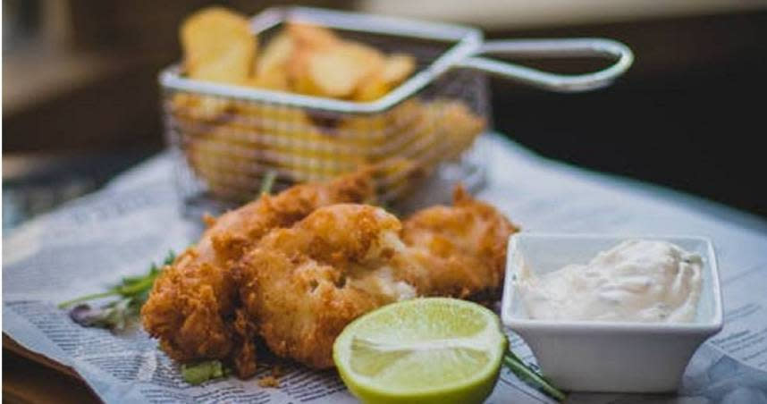 馬來西亞夫婦吃「炸雞腿魚」導致中毒。（示意圖／Pexels）