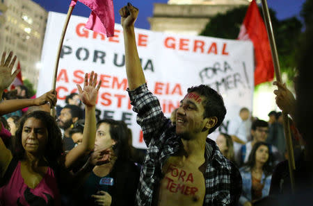 Demonstrators protest against Brazil's President Michel Temer in Rio de Janeiro, Brazil, May 18, 2017. REUTERS/Pilar Olivares