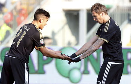 Football Soccer - Carpi v Juventus - Braglia stadium, Modena, Italy- 20/12/15 - Juventus' Mario Mandzukic (R) celebrates with his team mate Paulo Dybala after scoring. REUTERS/Alessandro Garofalo