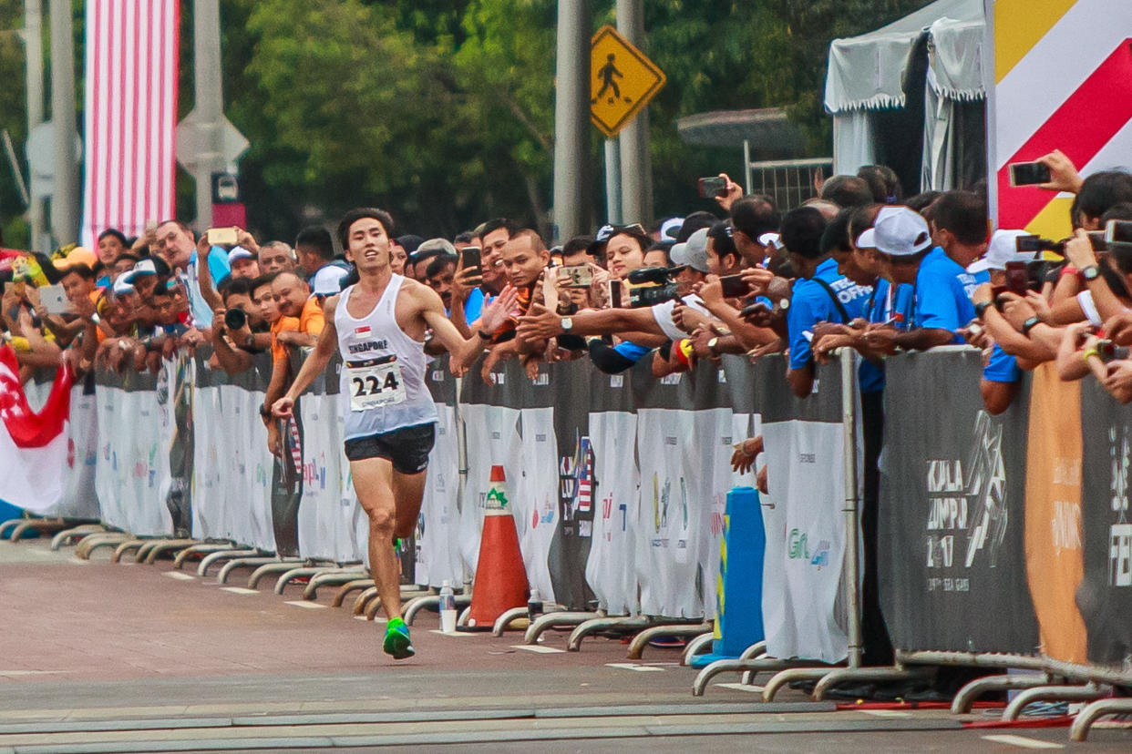 Marathon – Soh Rui Yong of Singapore celebrating with fans after finishing first in Men marathon at Putrajaya during 29th SEA Games in KL on 19 Aug 2017 (Photo by Stanley Cheah / SportSG)