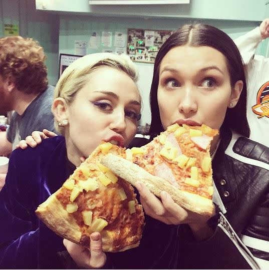 Und was liebt Bella Hadid sonst noch? Ganz einfach: Pizza! Mit Skandalnudel Miley Cyrus verdrückt die schöne 18-Jährige offenbar ganz gerne Mal ein Stück der italienischen Speise – am liebsten Pizza Hawaii, wie es scheint.