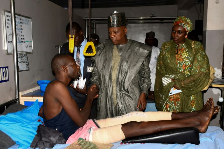 El vicepresidente de Nigeria, Kashim Shettima (c), visita a los supervivientes de los múltiples atentado suicidas que se recuperan en un hospital en Maiguguri el 1 de julio de 2024 (Audu Marte)