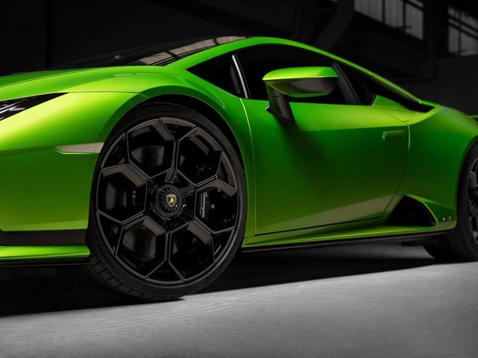 車主並可選配專為此車輛打造的Damiso 20吋鑽石拋光輪圈，其靈感來自於Lamborghini Vision GT，以經典六邊形設計呈現，並配備Bridgestone Potenza Sport 專屬特製胎。
