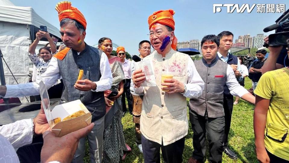 為了融入印度文化，吳釗燮臉上抹上印度的慶典彩妝。（圖／外交部）