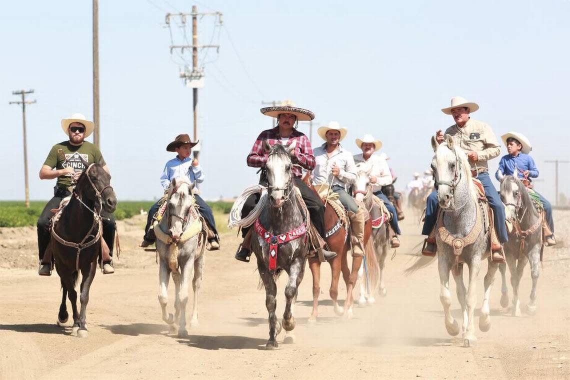 La cabalgata anual en honor de Joaquín Murrieta el fin de semana del 24 y 25 de julio. Horseriders participating the annual Joaquín Murrieta Horse Pilgrimage from Firebaugh to Mendota.