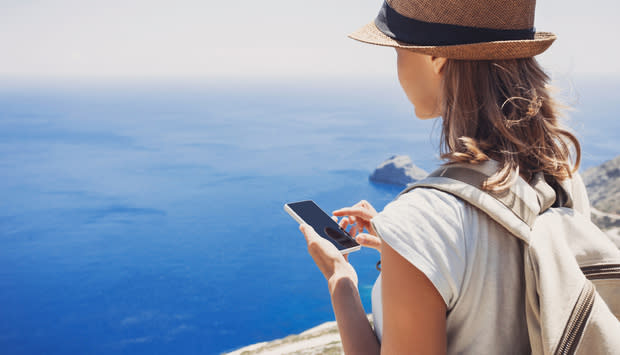 No te cargues con libros ni guías pesadas, con tu <span class="caption">smartphone y un par de aplicaciones lo tendrás todo resuelto.</span>(Foto: Getty)