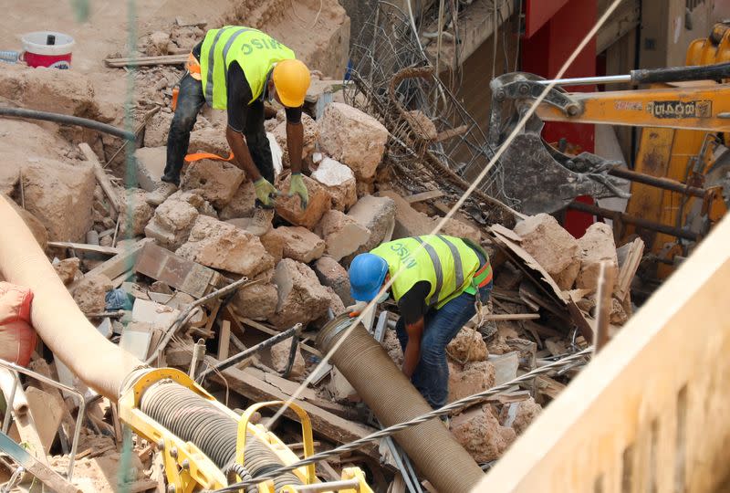 Voluntarios excavan entre los escombros de edificios que colapsaron debido a la explosión en el área del puerto, luego de que se detectaran signos de vida, en Gemmayze, Beirut, Líbano