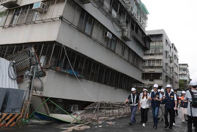 台北市中山區大直街連棟民宅7日晚間疑因一旁興建工地施工未灌水，造成民宅傾斜龜裂進而下陷，為防災情擴大，8日現場工程單位持續灌漿穩定狀況。（郭吉銓攝）