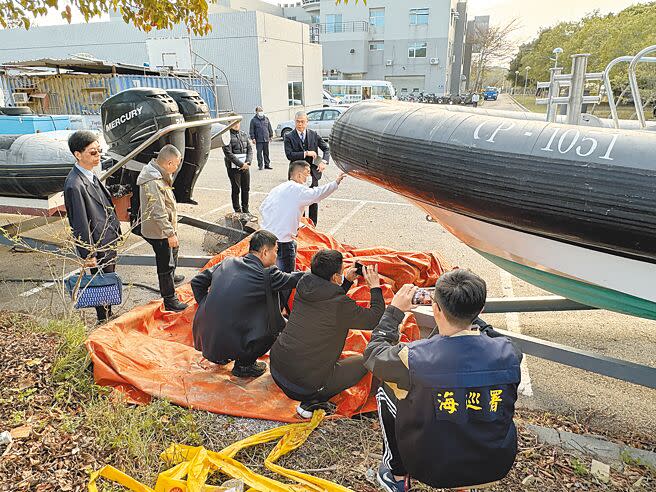 陸方代表及家屬24日查看翻覆漁船與海巡CP-1051巡邏艇，拿起手機拍照、錄影，查看船體有無撞擊痕跡，發現可疑之處還拿出捲尺丈量。（于家麒攝）